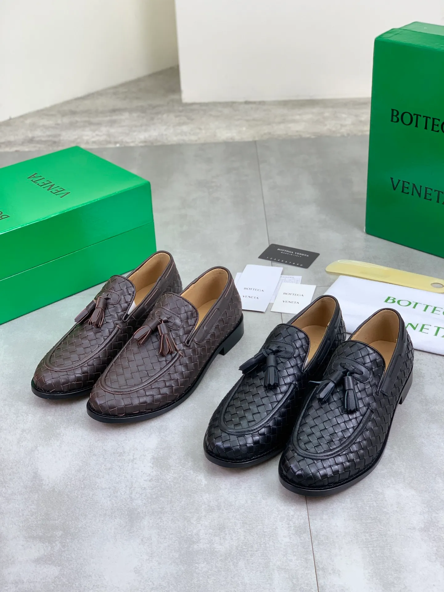 Factory price P860💰Top quality (genuine leather outsole series)💎💎💎 BOTTEGA VENETA official website synchronizes the latest model, top version of the highest version of BV business leather shoes in the market, accept material comparison, shoe type comparison, process comparison, practical and textured, versatile and suitable for any occasion, the more you look at it, the more flavorful it becomes. Pure hand-woven craftsmanship - upper material, imported original hand-woven calfskin - high-quality water-dyed cowhide inside - original private model customized handmade leather outsole -Size: female 35-39 (34 40 customized) male 39-44 (38 45 customized) Comes with original BV green box, complete packaging.